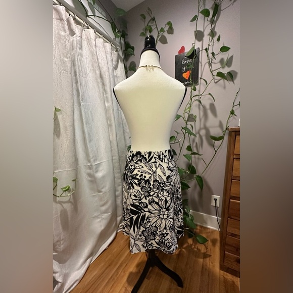 GAP Black and White Asymmetrical Floral Skirt Size 10 - Picture 2 of 7